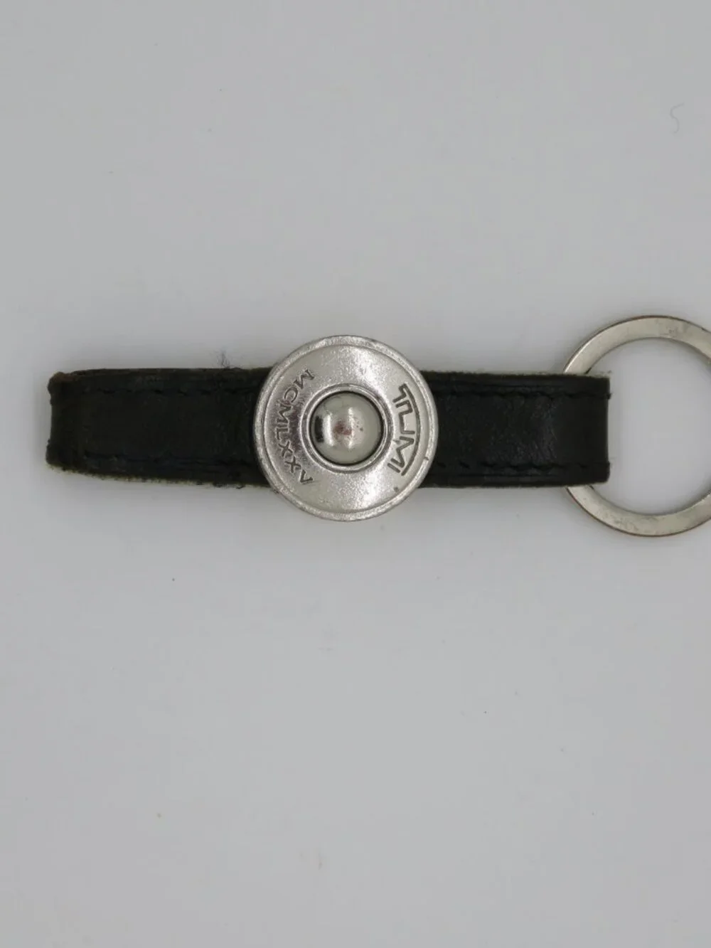 Tumi MCMLXXV Logo Black Leather Strap Silver‑Tone Metal Key Fob Key Ring